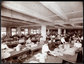 Mujeres empaquetando patrones en la Revista McCall